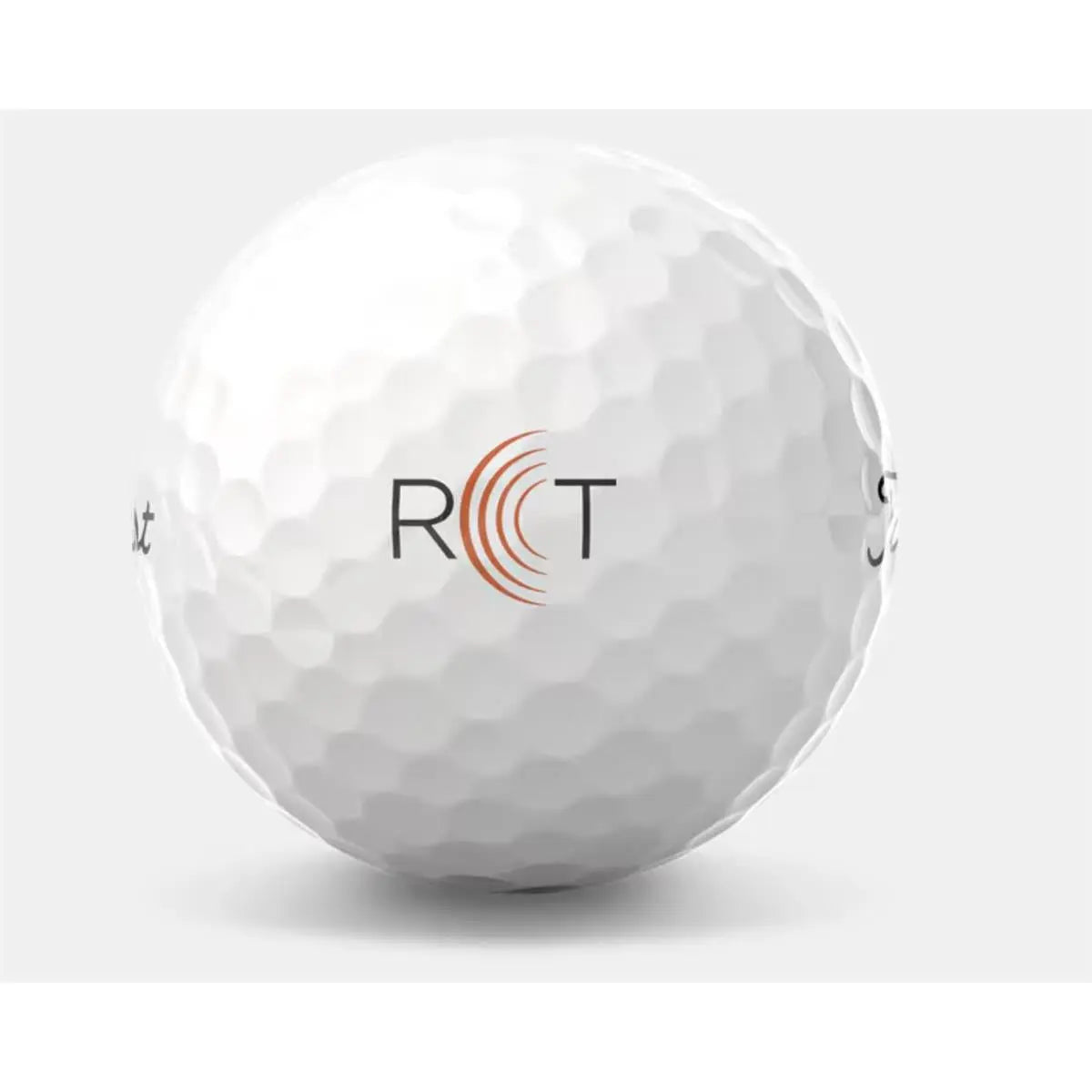 Weißer Golfball mit RCT Logo, Nahaufnahme, detailreiche Oberfläche, Golfausrüstung