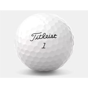 Weißer Golfball mit Titelist-Logo und Zahl 1, glatte Struktur, isoliert vor grauem Hintergrund.