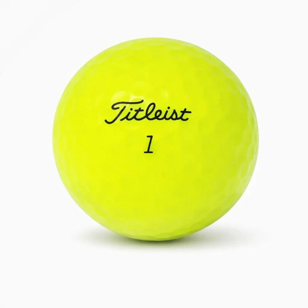 Titleist Tour Soft Yellow – Nahaufnahme gelber Golfball mit dimpled Oberfläche und Logo