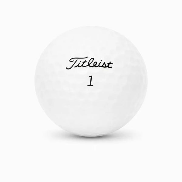 Titleist Tour Soft – Nahaufnahme weißer Golfball mit dimpled Oberfläche und Logo