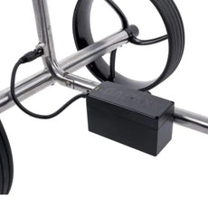 Detailansicht Edelstahl E-Trolley mit Akku und Rädern, modernes Golfzubehör