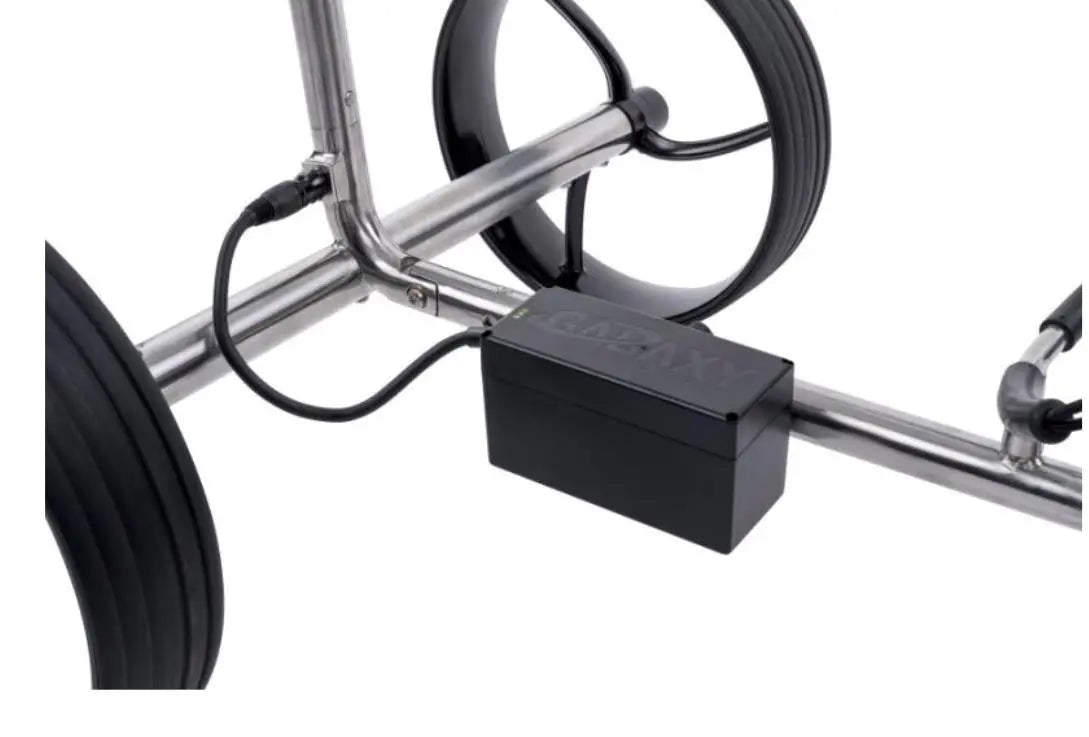 Detailansicht Edelstahl E-Trolley mit Akku und Rädern, modernes Golfzubehör