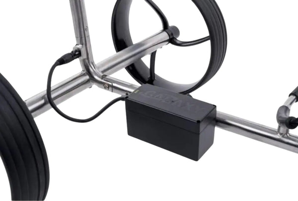 Detailansicht Edelstahl E-Trolley mit Akku und Rädern, modernes Golfzubehör