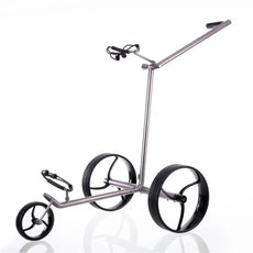 Moderner Golf E-Trolley aus Titan mit drei großen schwarzen Rädern auf weißem Hintergrund