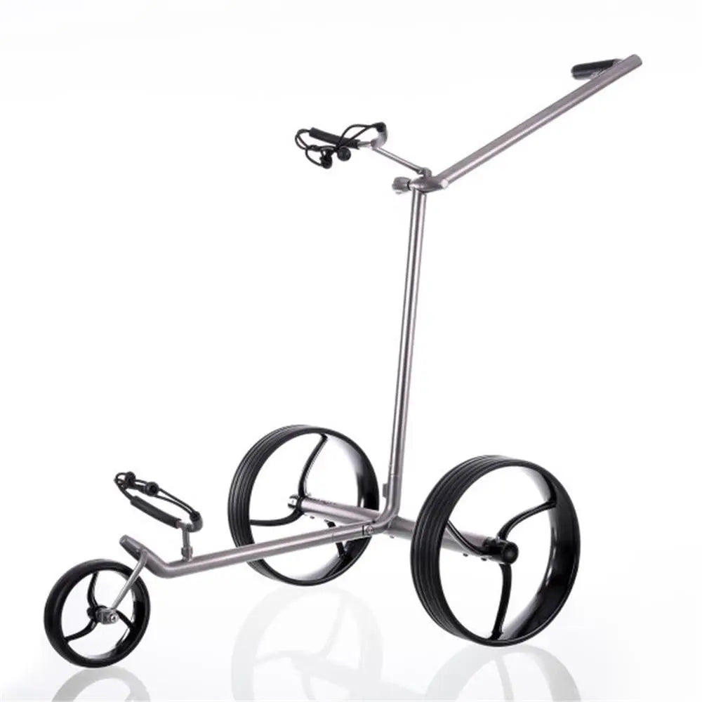 Moderner Golf E-Trolley aus Titan mit drei großen schwarzen Rädern auf weißem Hintergrund