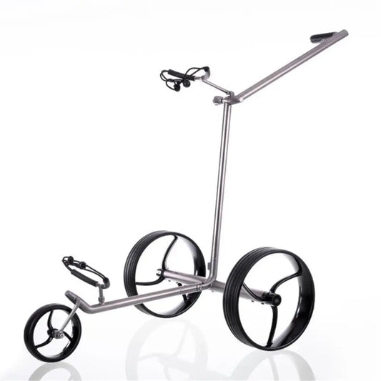 Moderner Golf E-Trolley aus Titan mit drei großen schwarzen Rädern auf weißem Hintergrund