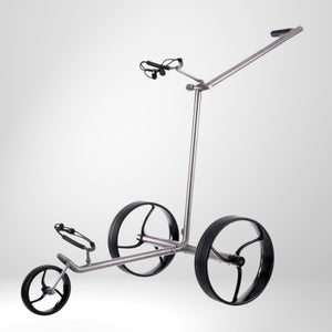 Moderner E-Trolley aus Titan mit drei Rädern für Golfbag auf weißem Hintergrund