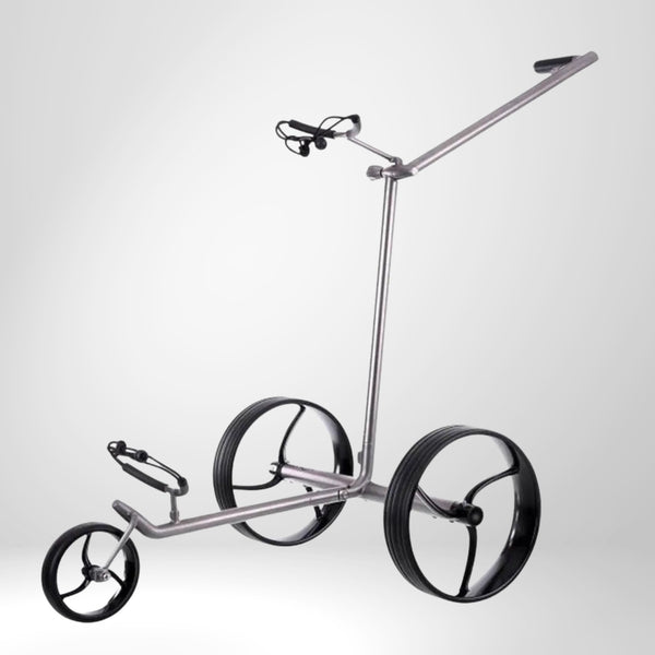 Moderner E-Trolley aus Titan mit drei Rädern für Golfbag auf weißem Hintergrund