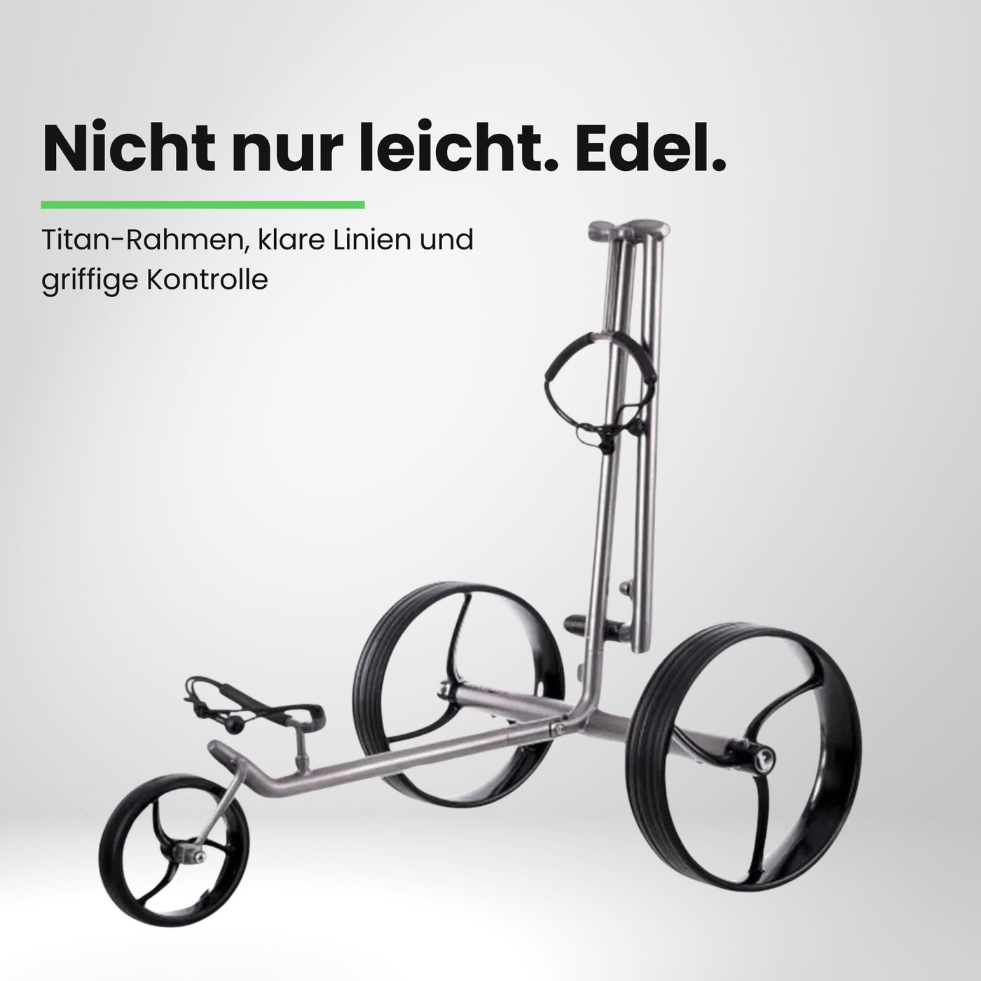 Moderner E-Trolley für Golf mit drei großen Rädern aus Titan auf weißem Hintergrund