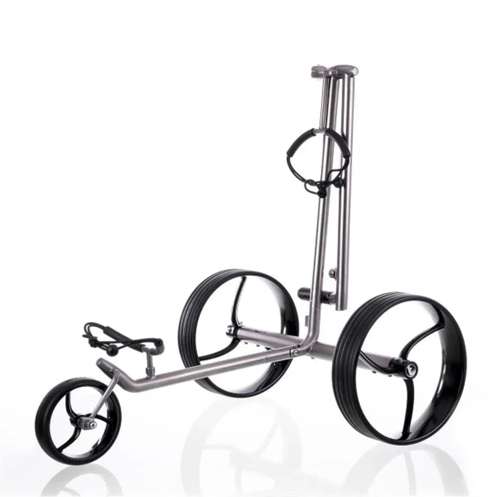 Moderner E-Trolley für Golf mit drei großen Rädern aus Titan auf weißem Hintergrund
