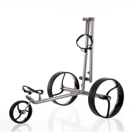 Moderner E-Trolley für Golf mit drei großen Rädern aus Titan auf weißem Hintergrund