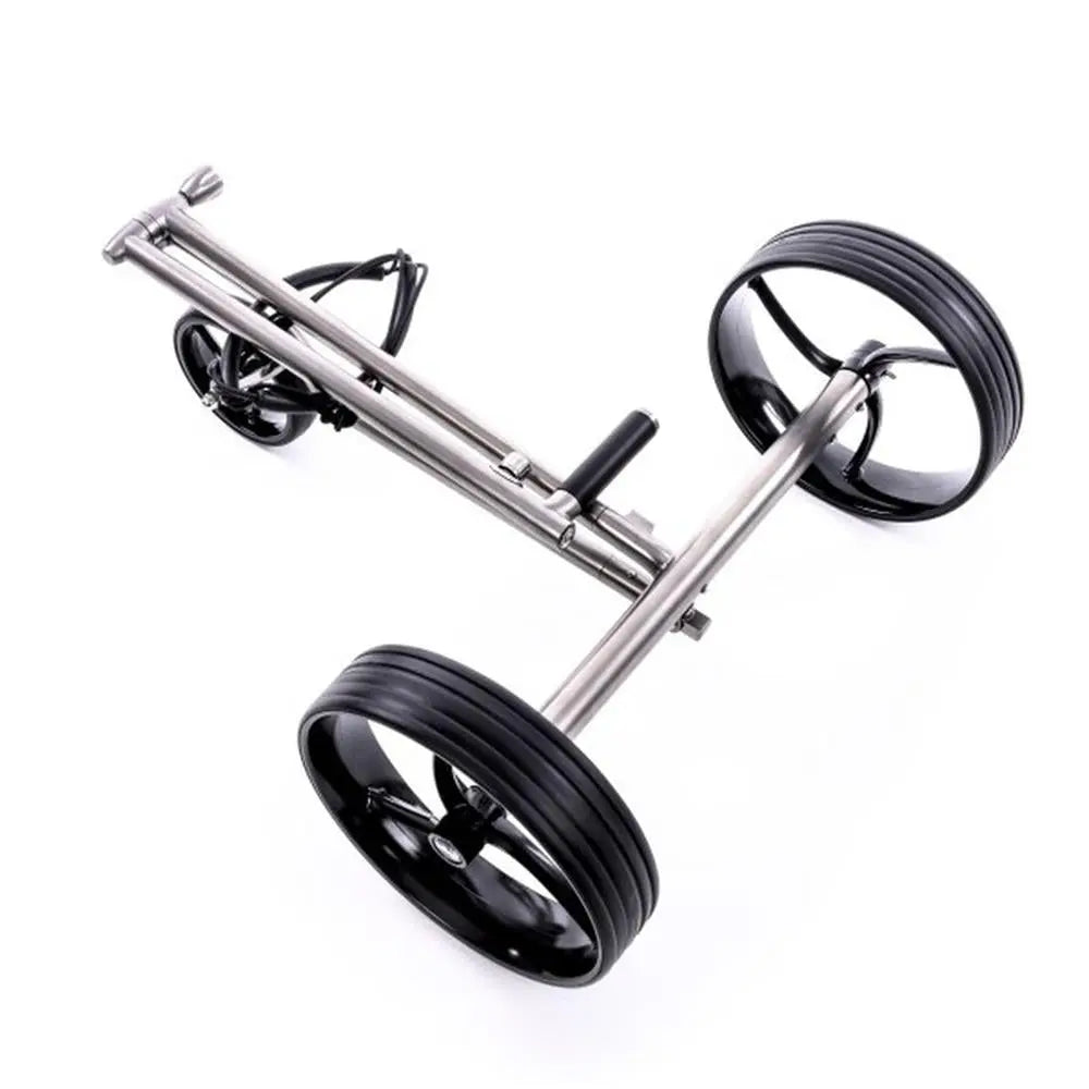 Moderner Golf Elektrotrolley aus Titan mit drei großen schwarzen Rädern auf weißem Hintergrund