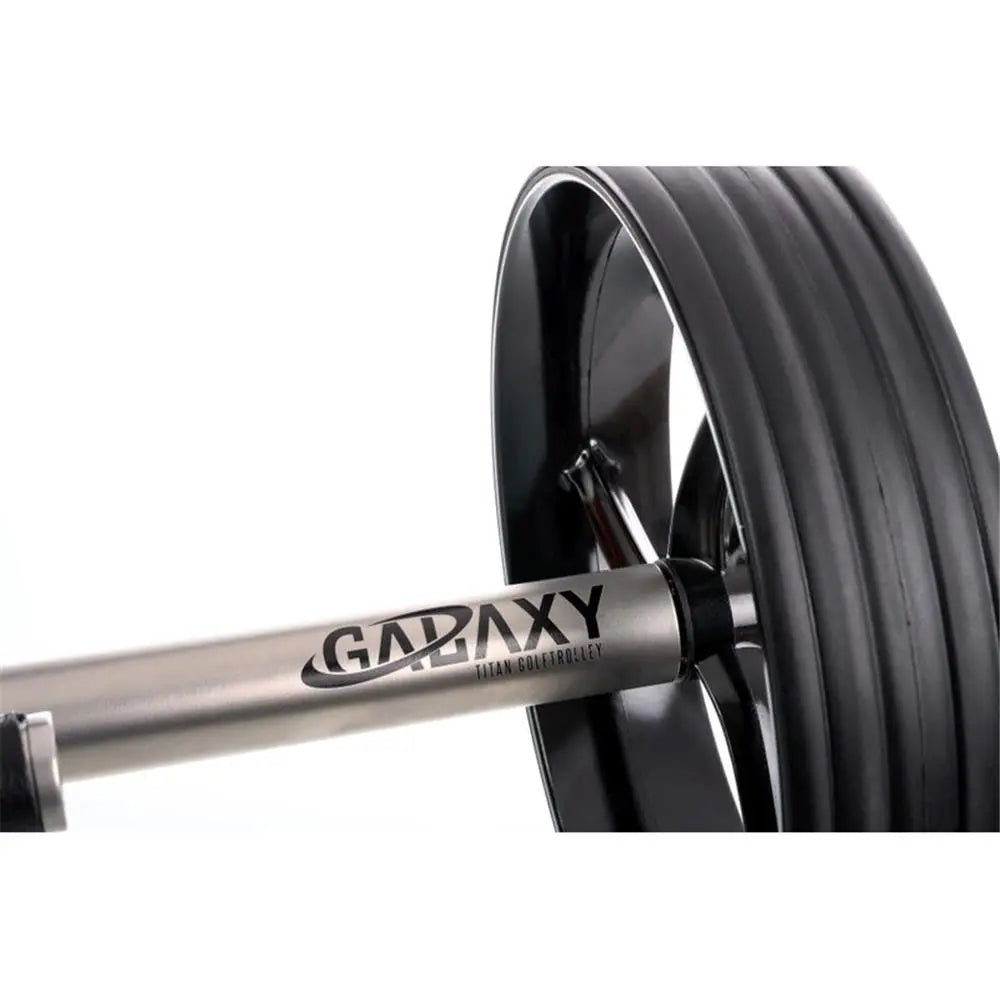 Detailansicht eines GALAXY Titan E-Trolley Rades mit stabilem Rahmen für Golf Zubehör