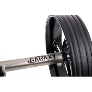 Detailansicht eines GALAXY Titan E-Trolley Rades mit stabilem Rahmen für Golf Zubehör