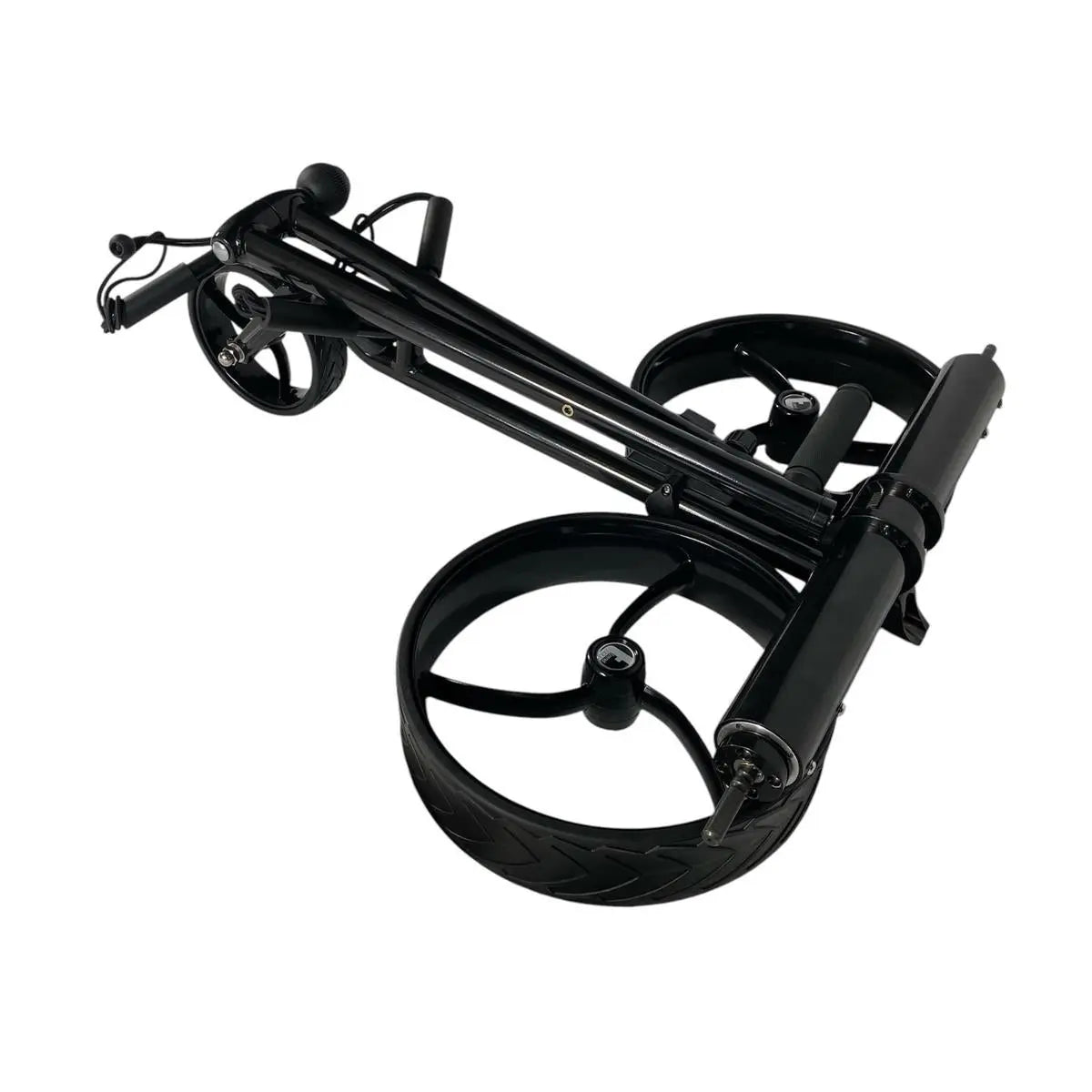 Gefalteter Elektro Golf Trolley, schwarze Räder, kompakte Bauweise auf weißem Hintergrund