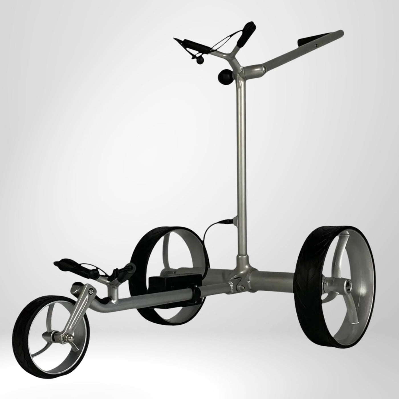 Moderner Elektro-Golf Trolley mit drei großen Rädern und Aluminiumrahmen, freigestellt