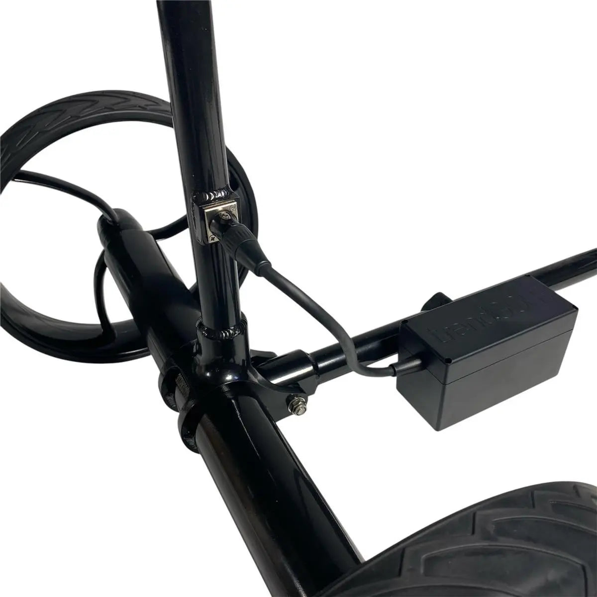 Detailaufnahme eines Elektro-Golf-Trolleys mit Kabelverbindung und Hinterrad