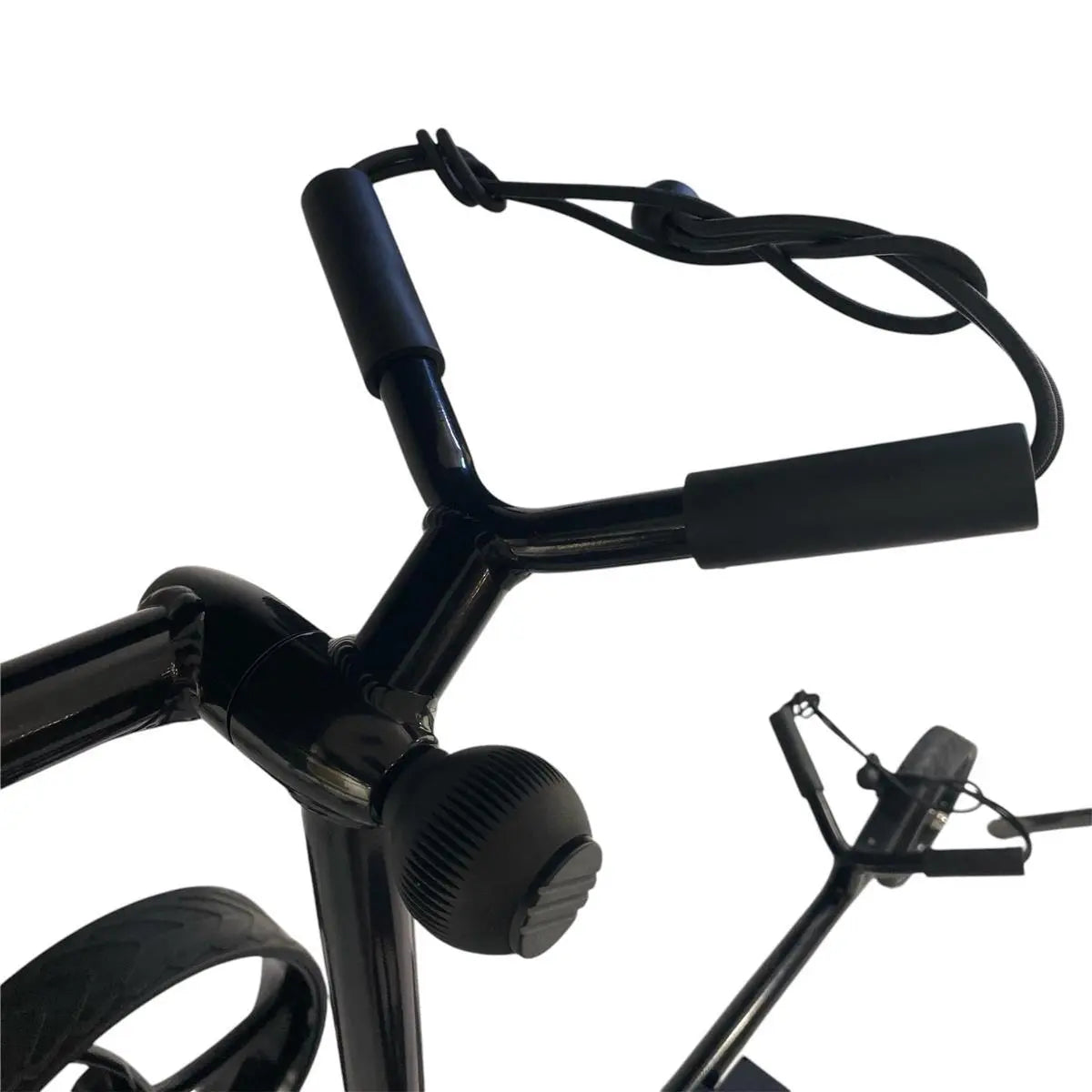 Detailansicht Griff und Lenkung eines Elektro-Golf-Trolleys, schwarz, modernes Design
