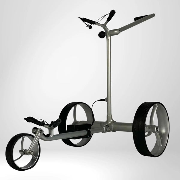 Moderner Elektro-Golf Trolley mit drei großen Rädern und Aluminiumrahmen, freigestellt