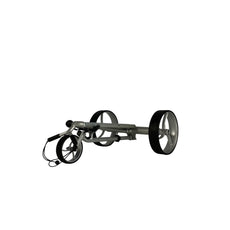 Zusammengeklappter Elektro Golf Trolley mit drei Rädern auf weißem Hintergrund