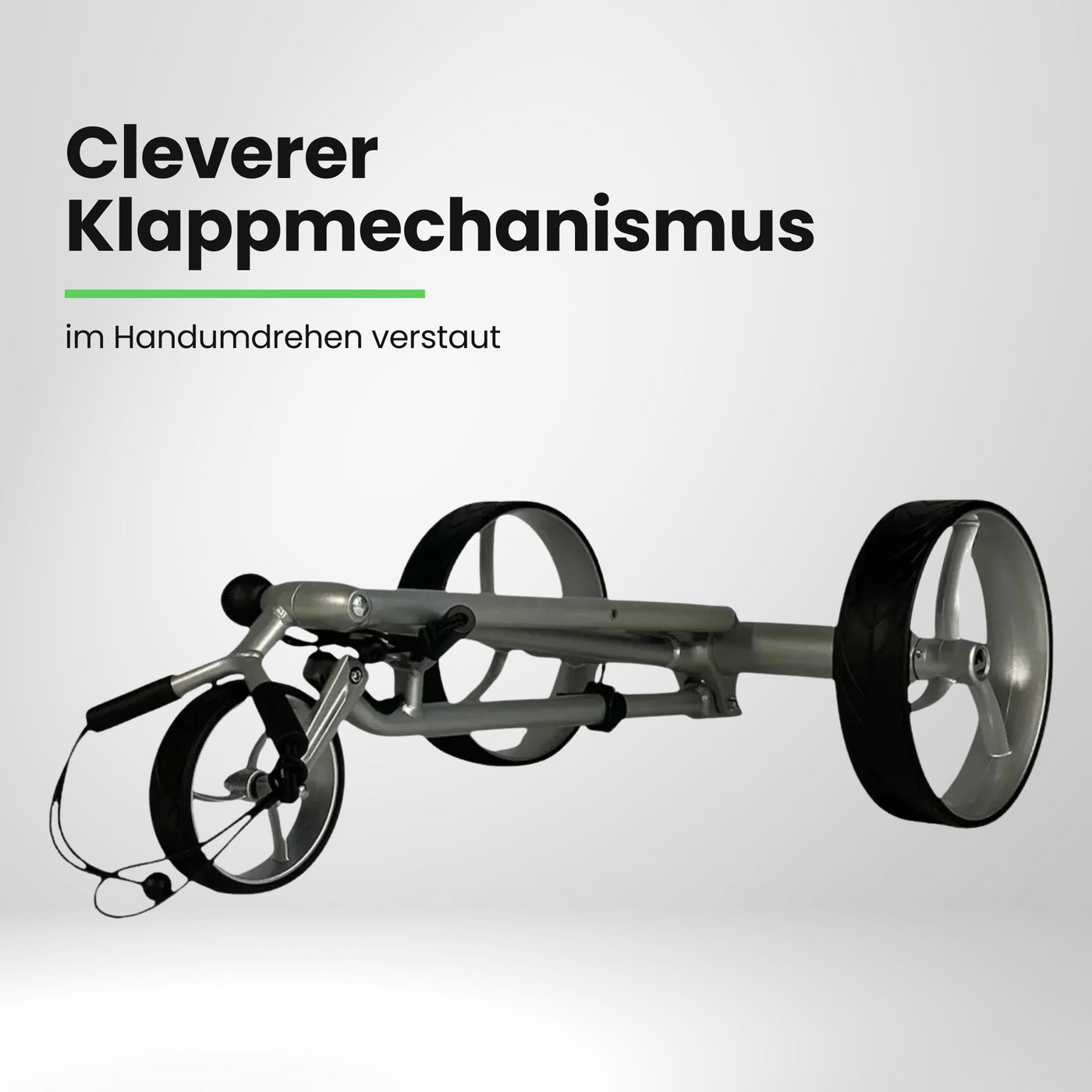 Zusammengeklappter Elektro Golf Trolley mit drei Rädern auf weißem Hintergrund