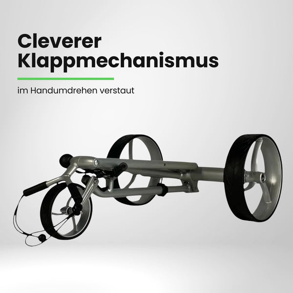 Zusammengeklappter Elektro Golf Trolley mit drei Rädern auf weißem Hintergrund