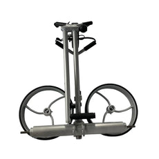 Zusammengeklappter Elektro-Golf-Trolley mit zwei großen Rädern, silberfarben