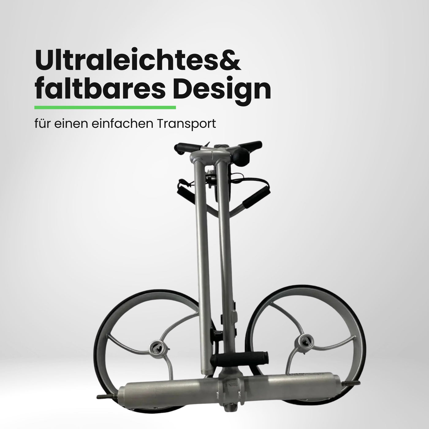 Zusammengeklappter Elektro-Golf-Trolley mit zwei großen Rädern, silberfarben
