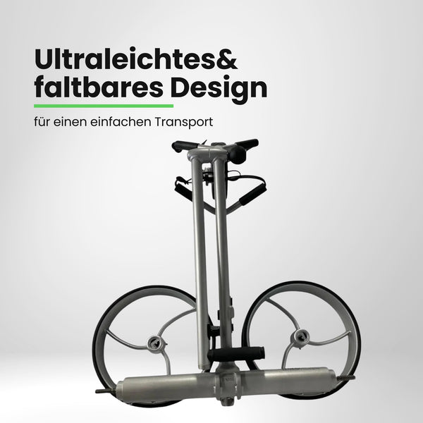 Zusammengeklappter Elektro-Golf-Trolley mit zwei großen Rädern, silberfarben