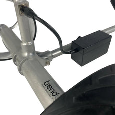 Detailaufnahme Trend-Golf-Ranger 2026 Elektro Golf Trolley, Akku mit Kabel auf silbernem Rahmen