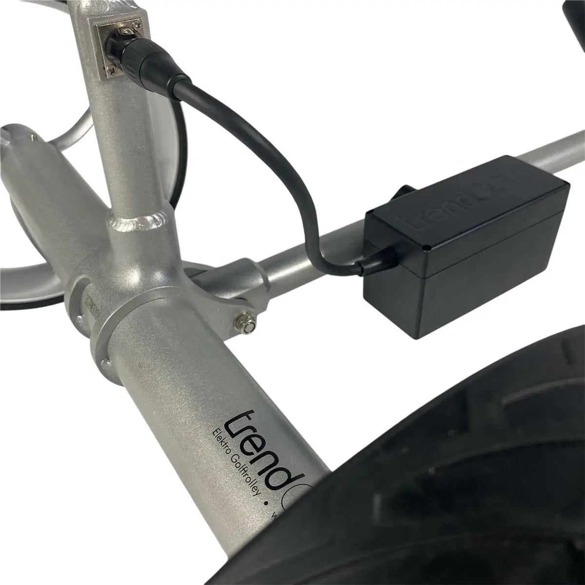 Detailaufnahme Trend-Golf-Ranger 2026 Elektro Golf Trolley, Akku mit Kabel auf silbernem Rahmen