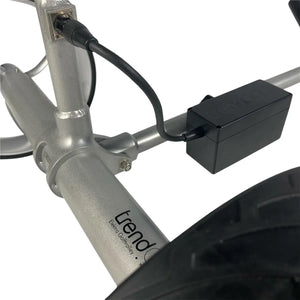 Detailaufnahme Trend-Golf-Ranger 2026 Elektro Golf Trolley, Akku mit Kabel auf silbernem Rahmen