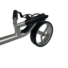 Nahaufnahme eines Silberrad-Rahmens mit schwarzem Griff und Rad eines Elektro Golf Trolleys