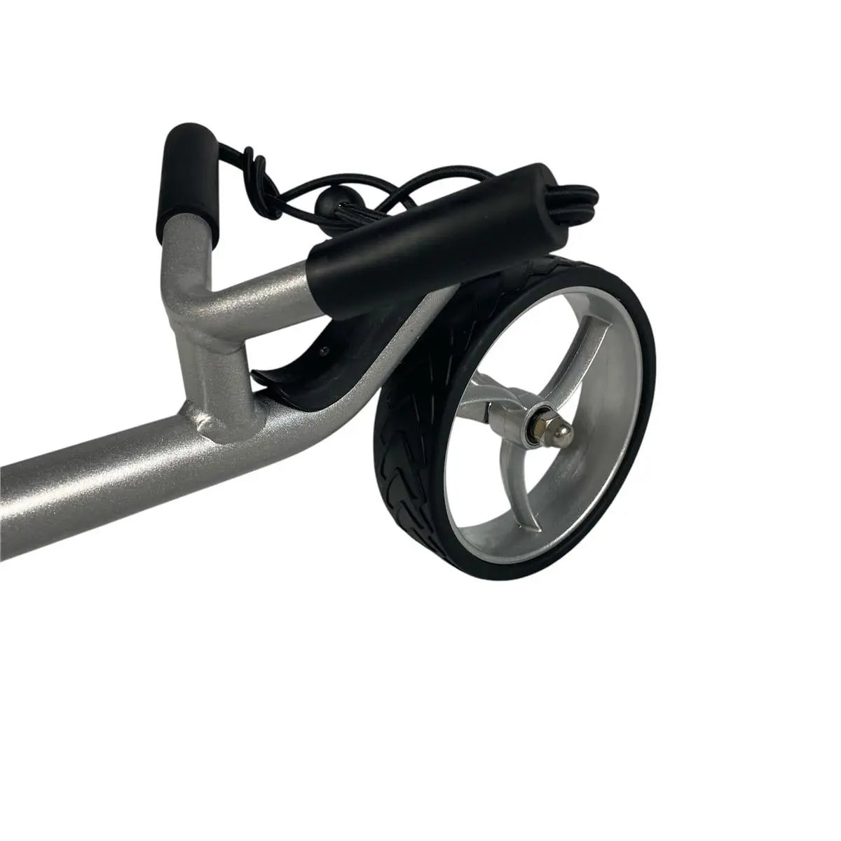 Nahaufnahme eines Silberrad-Rahmens mit schwarzem Griff und Rad eines Elektro Golf Trolleys