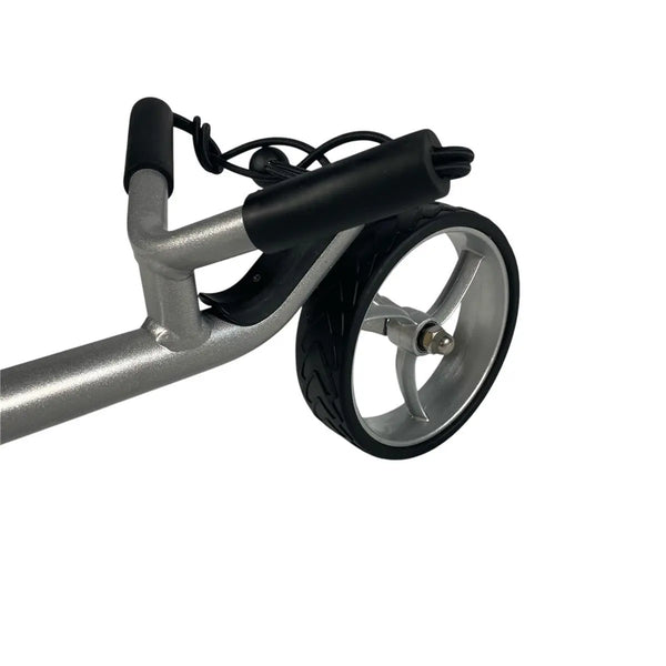 Nahaufnahme eines Silberrad-Rahmens mit schwarzem Griff und Rad eines Elektro Golf Trolleys