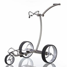 Moderner silberner Golf E-Trolley mit drei großen Rädern auf weißem Hintergrund