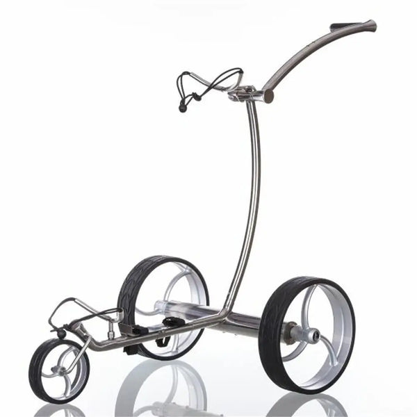Moderner silberner Golf E-Trolley mit drei großen Rädern auf weißem Hintergrund