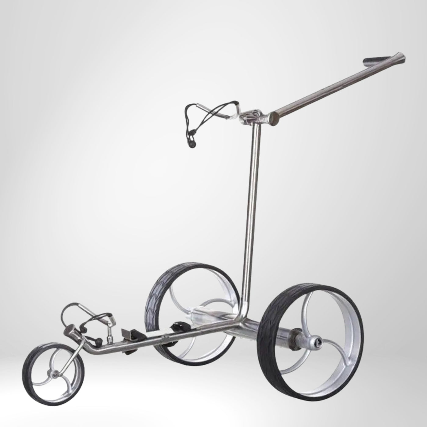 Moderner E-Trolley aus Edelstahl mit drei großen Rädern für Golfausrüstung auf weißem Hintergrund