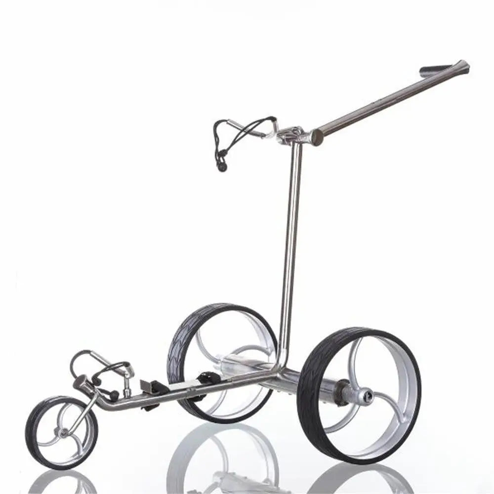 Moderner E-Trolley aus Edelstahl mit drei großen Rädern für Golfausrüstung auf weißem Hintergrund