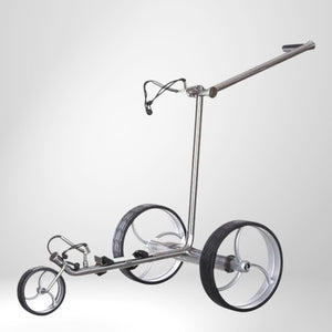 Moderner E-Trolley aus Edelstahl mit drei großen Rädern für Golfausrüstung auf weißem Hintergrund