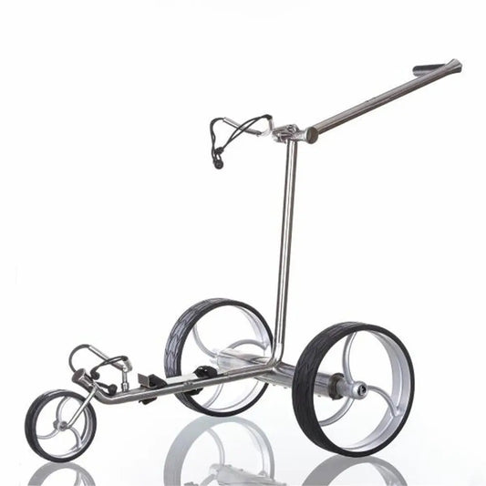 Moderner E-Trolley aus Edelstahl mit drei großen Rädern für Golfausrüstung auf weißem Hintergrund