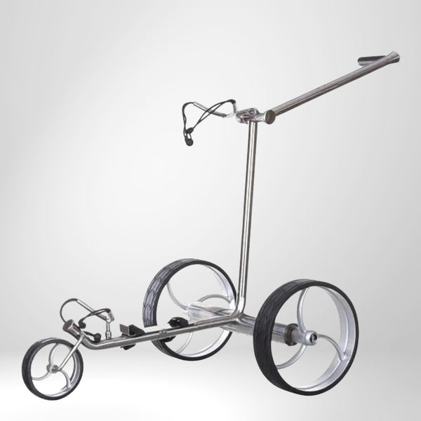 Moderner E-Trolley aus Edelstahl mit drei großen Rädern für Golfausrüstung auf weißem Hintergrund