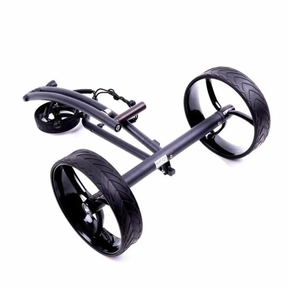 Moderner E-Trolley für Golf, schwarz, mit großen stabilen Rädern auf weißem Hintergrund