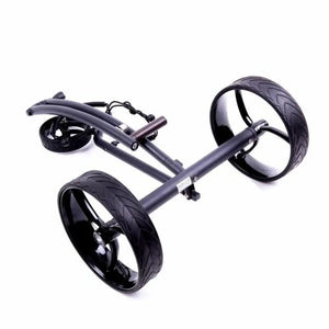 Moderner E-Trolley für Golf, schwarz, mit großen stabilen Rädern auf weißem Hintergrund