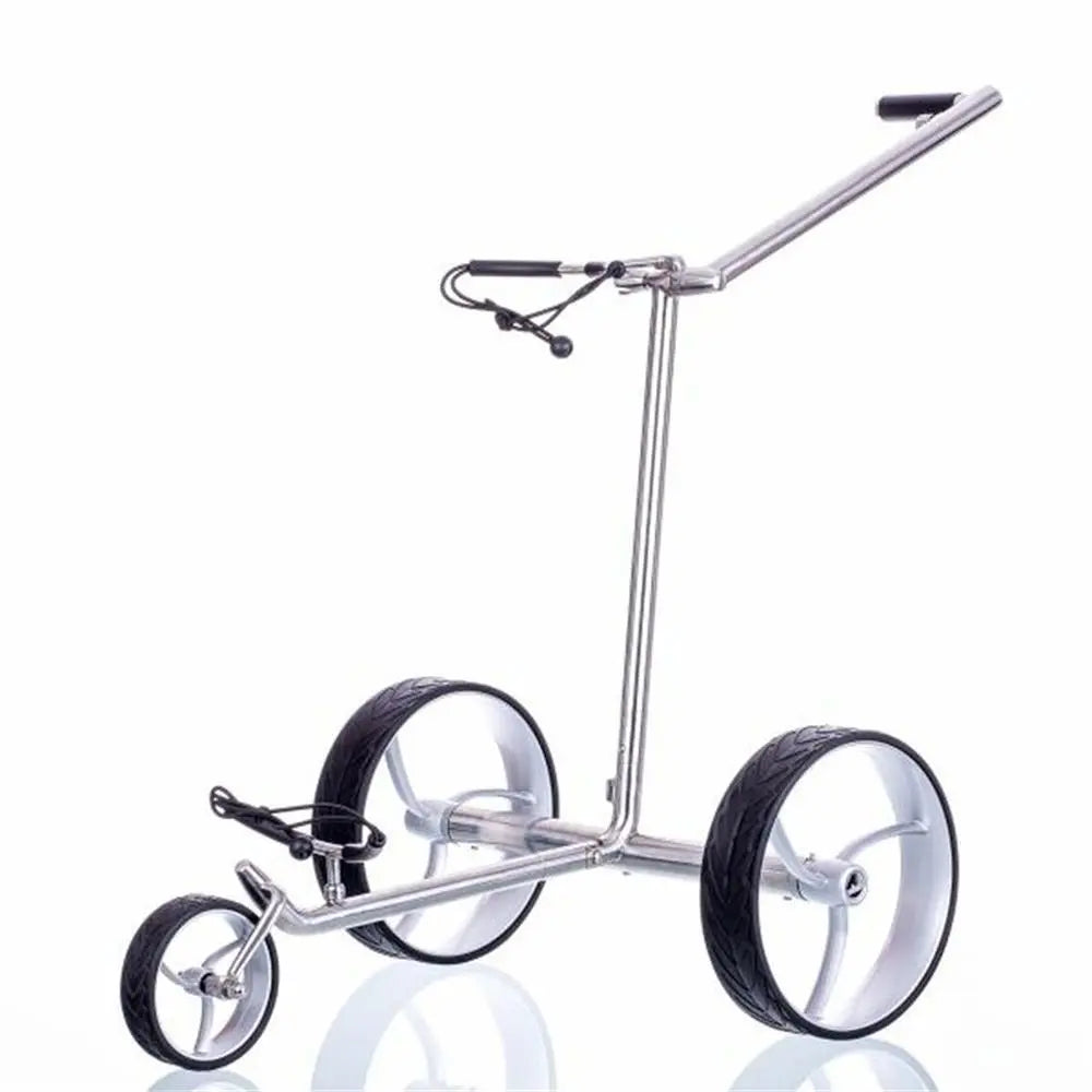 Moderner E-Trolley für Golf, silbernes Gestell, große Räder, Seitenansicht auf weiß