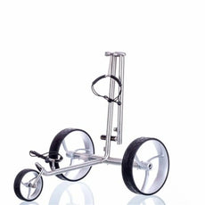 Moderner silberner E-Trolley für Golf mit drei großen Rädern auf weißem Hintergrund