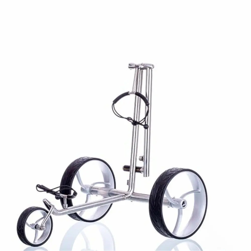 Moderner silberner E-Trolley für Golf mit drei großen Rädern auf weißem Hintergrund