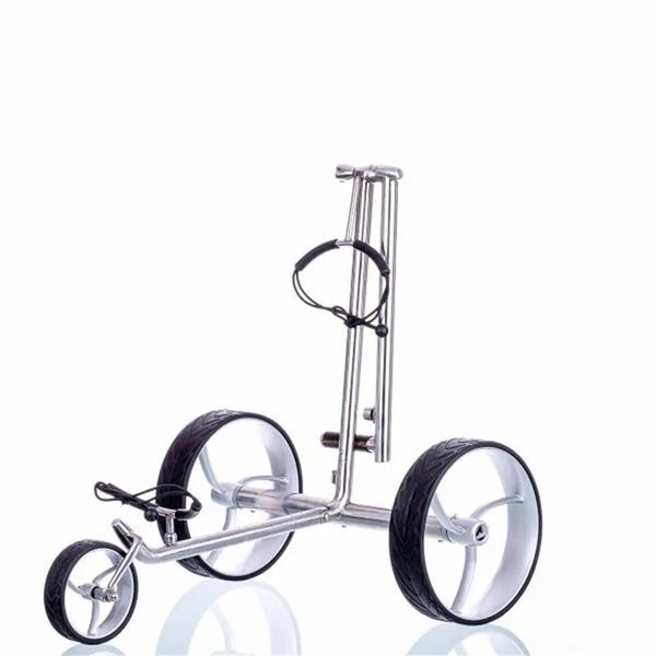 Moderner silberner E-Trolley für Golf mit drei großen Rädern auf weißem Hintergrund