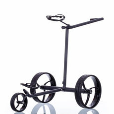 Moderner, schwarzer Golf E-Trolley mit drei großen Rädern auf weißem Hintergrund