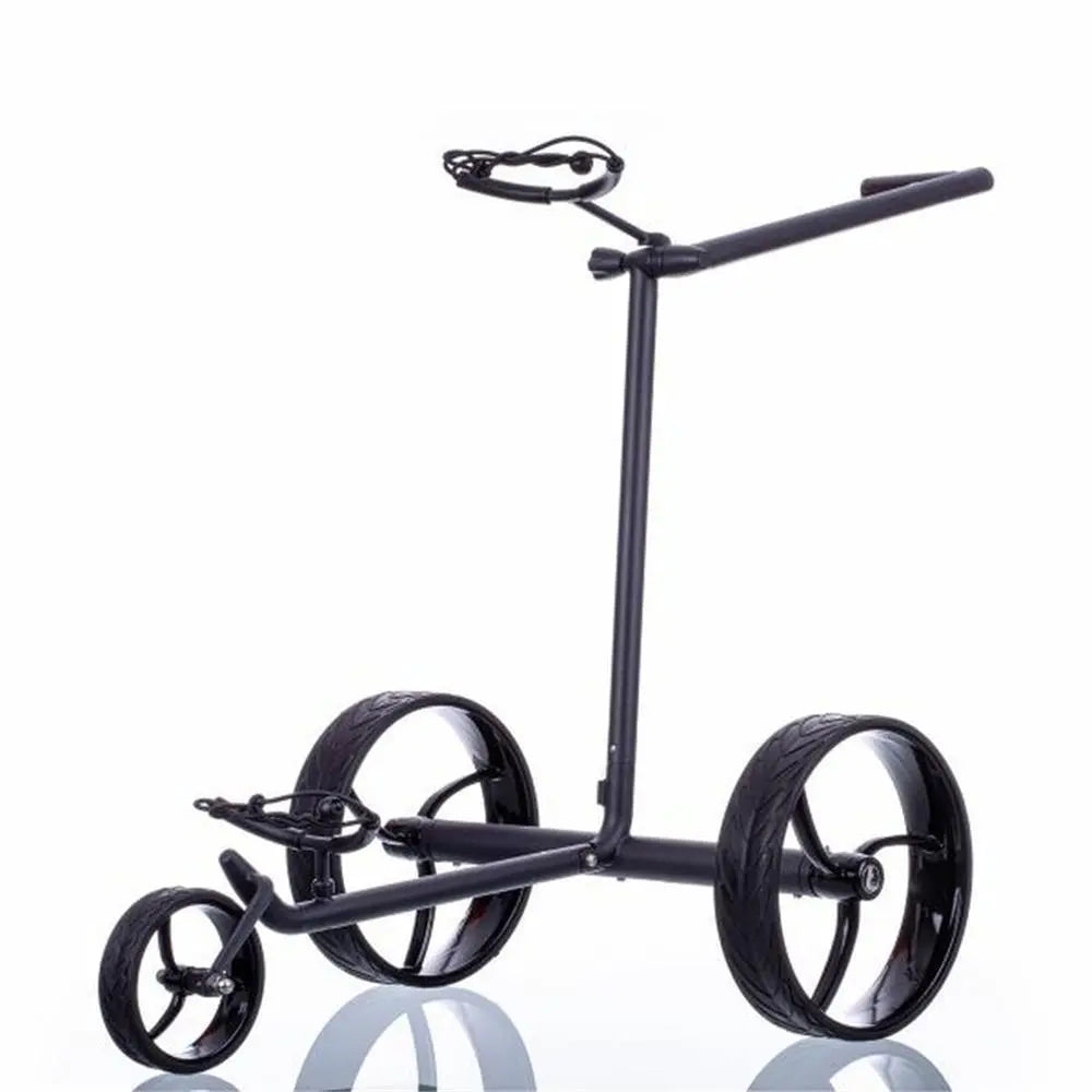 Moderner, schwarzer Golf E-Trolley mit drei großen Rädern auf weißem Hintergrund